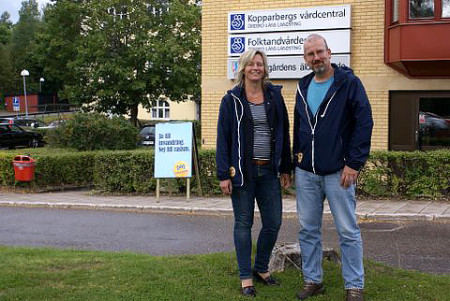 Anna Ågerfalk och Henk Bijloo framför vårdcentralen i Kopparberg.