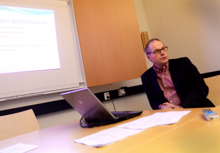 Konsulten Jukka Tekonen föreslår en budgetutökning.