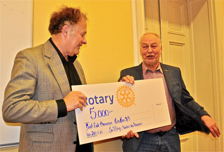 Rotarypresidenten lämnar över stipendiet till pristagaren Curt-Eric Hermansson. Foto: Bert Parsmo