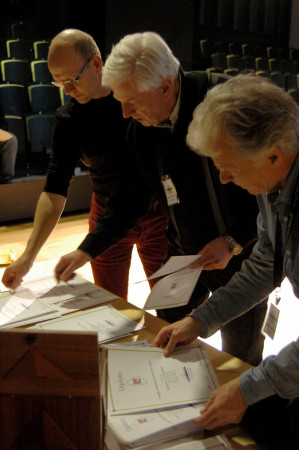 Kjell Gustavsson, Gunnar Nilsson och Henrik Anrén sorterar alla diplom till deltagarna