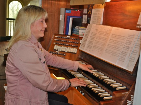 Marie J:son Lindh Nordenmalm bjuder på orgelkonserter vid Lunchorgel i Nora kyrka.