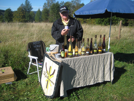 Bengt Falk från Mjödhamnen AB visar upp sina vackra flaskor med honungsmjöd som kan beställas på Systemet.